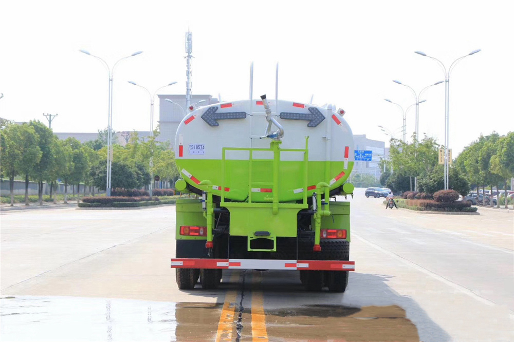 东风专底后双桥20立方洒水车