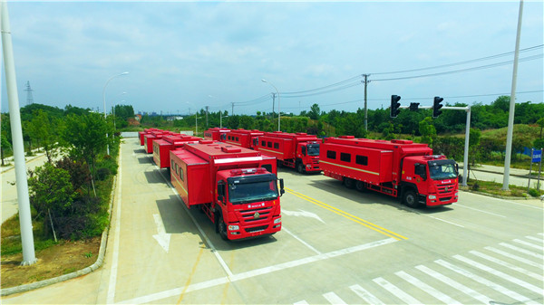 重汽后双桥宿营车