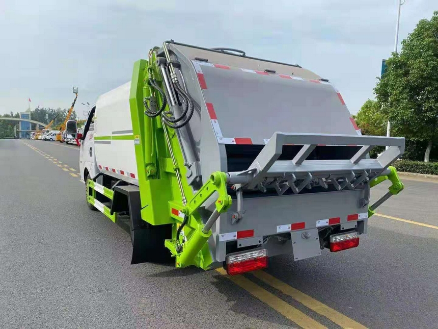 东风途逸地库版蓝牌3.5方压缩垃圾车