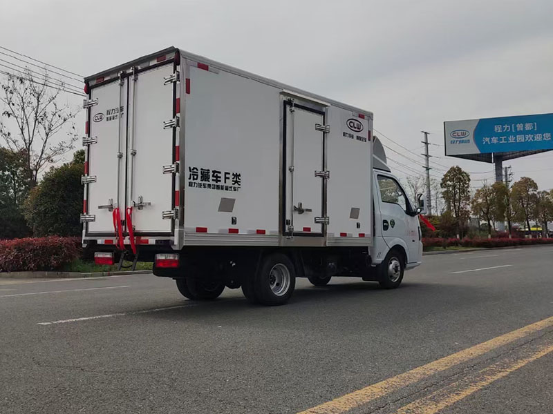 东风途逸汽油版冷藏车